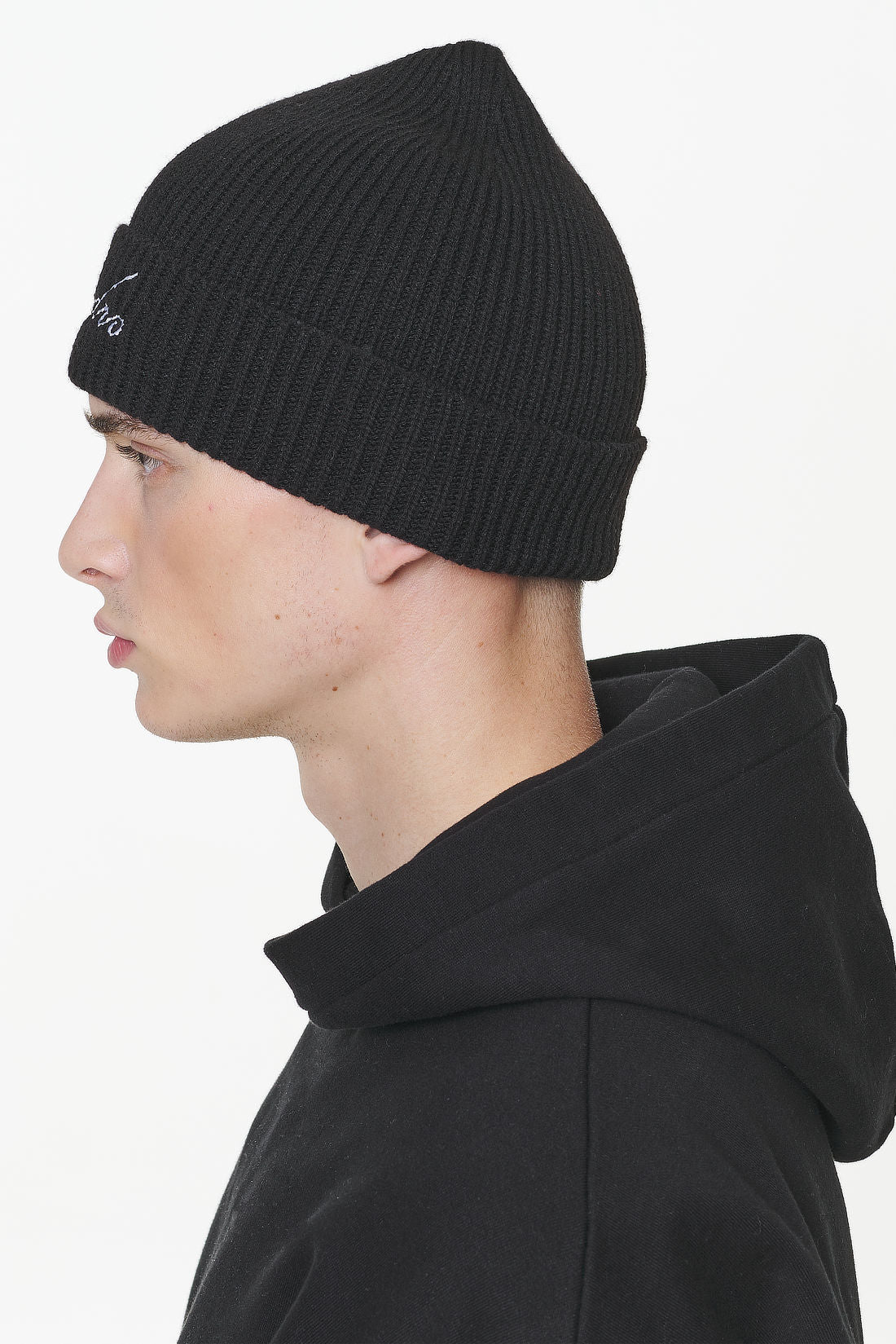 Pegador Zupra Beanie Onyx Black Ganzkörper Bild aus der Built to Last Kollektion für Herren
