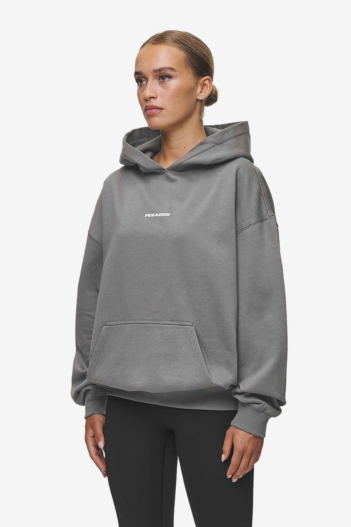 Pegador Clarita Logo Oversized Hoodie Washed Deep Grey White Gum Seitenansicht aus der Most Alive Kollektion für DaHerren