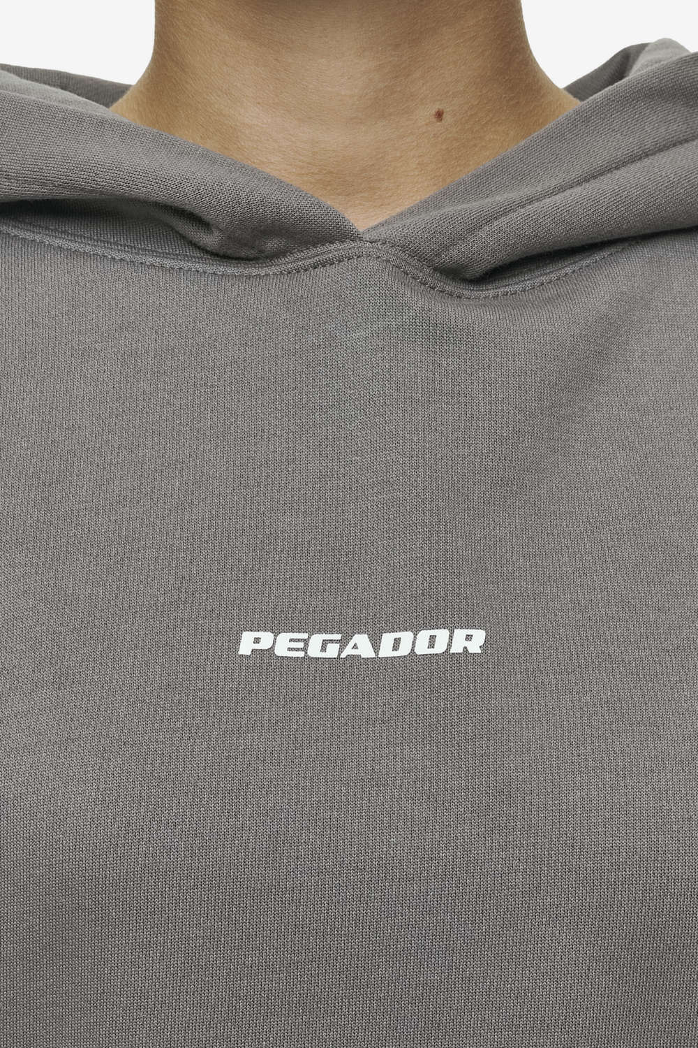 Pegador Clarita Logo Oversized Hoodie Washed Deep Grey White Gum Detailshot aus der Most Alive Kollektion für DaHerren
