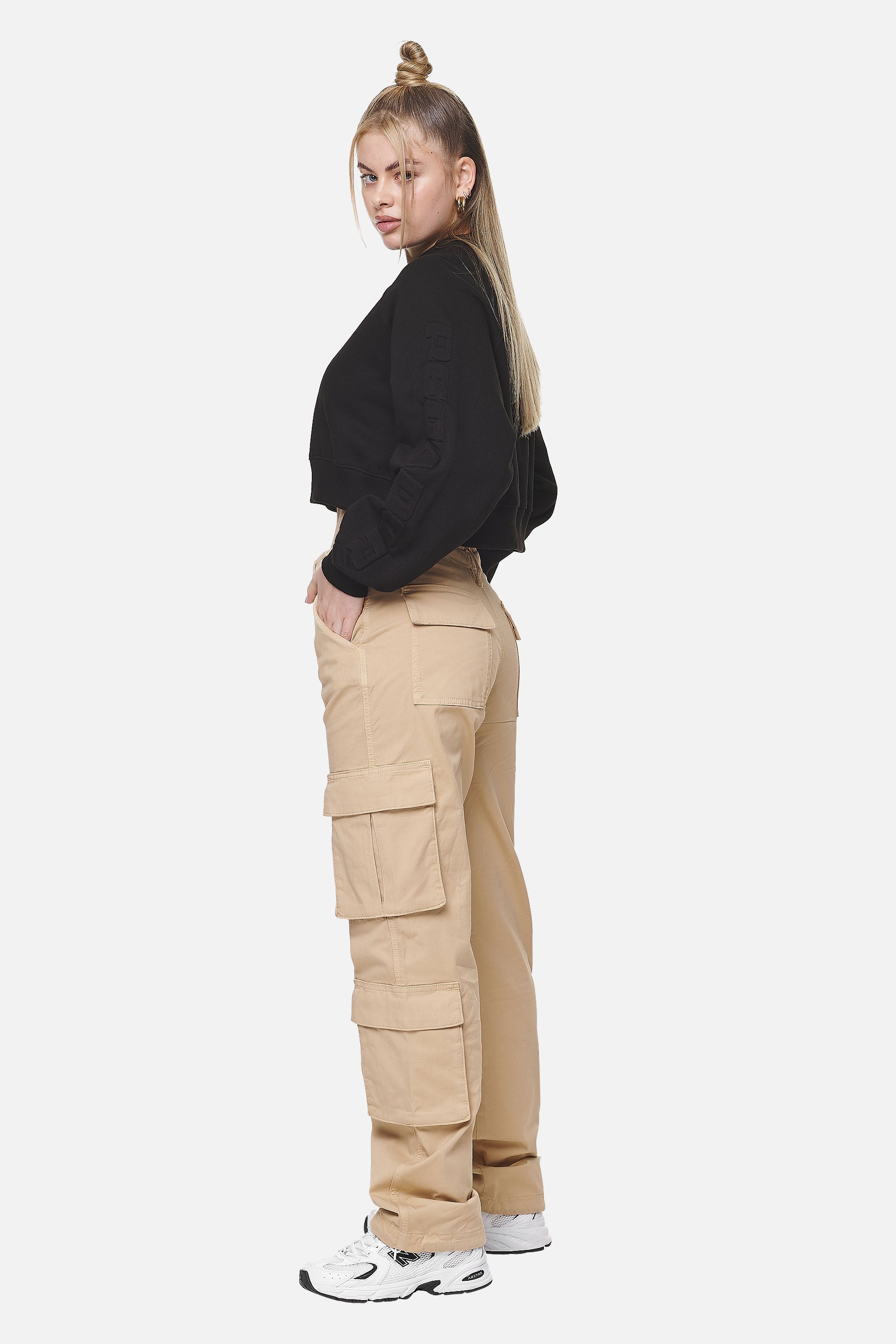 Pegador Tanami Wide Cargo Pants Washed Safari Sand Ganzkörper Bild aus der Never Too Late Kollektion für DaHerren