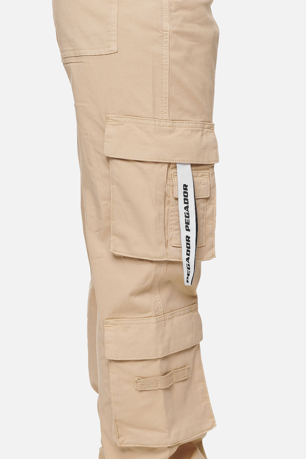 Pegador Tanami Wide Cargo Pants Washed Safari Sand Detailshot aus der Never Too Late Kollektion für DaHerren