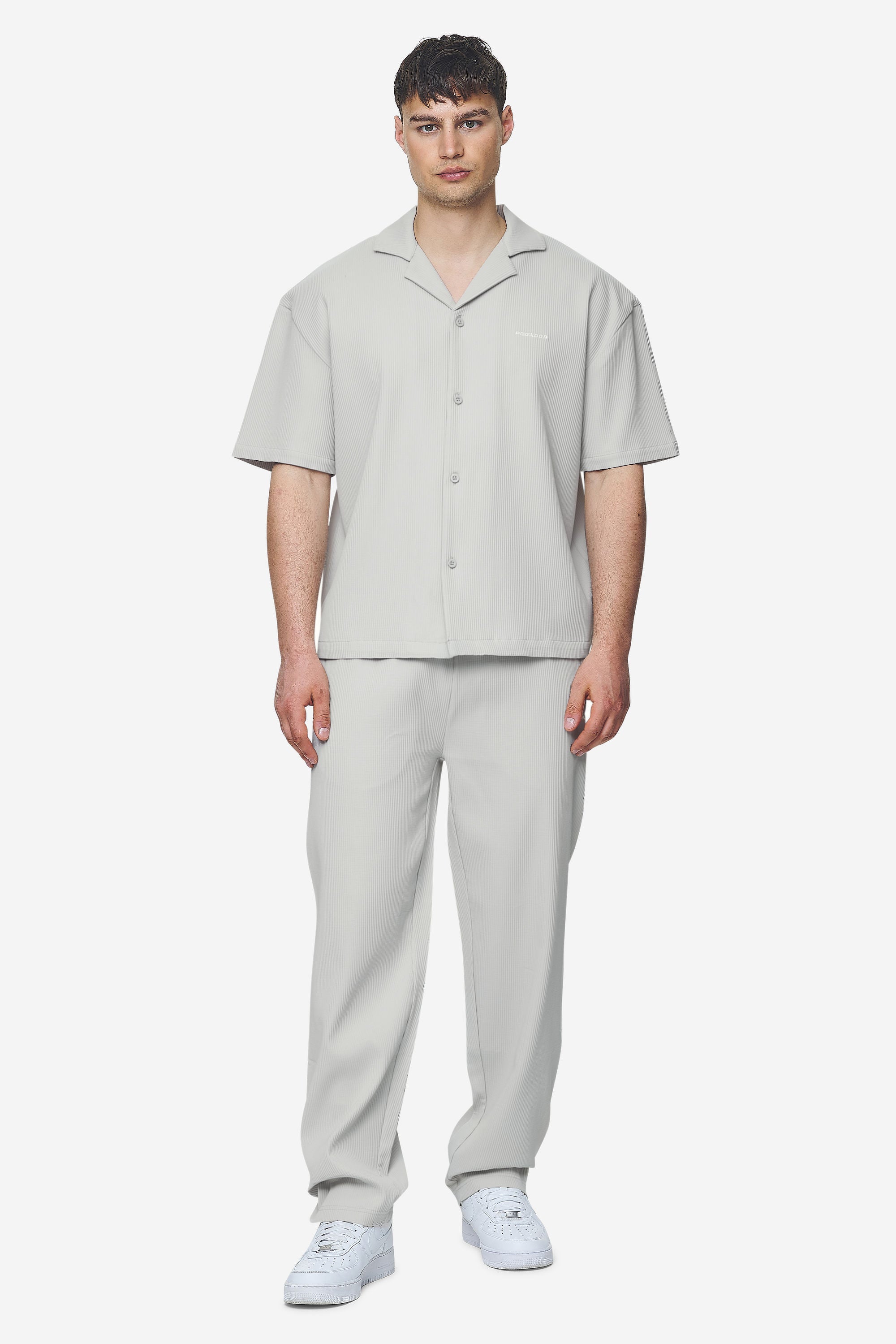 Pegador Troy Plissee Pants Pearl Grey Ganzkörper Bild aus der Next Wave Kollektion für Herren