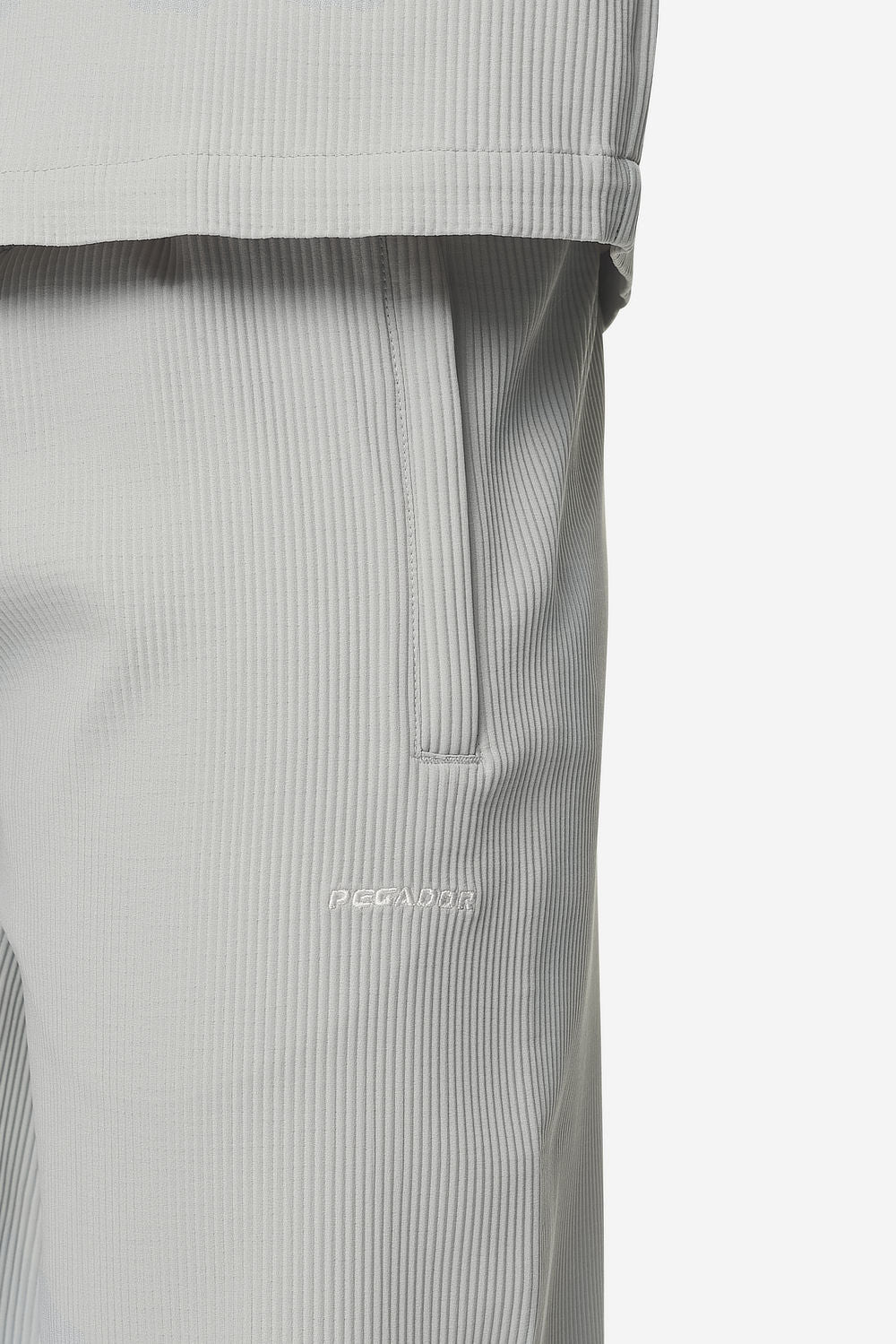 Pegador Troy Plissee Pants Pearl Grey Detailshot aus der Next Wave Kollektion für Herren