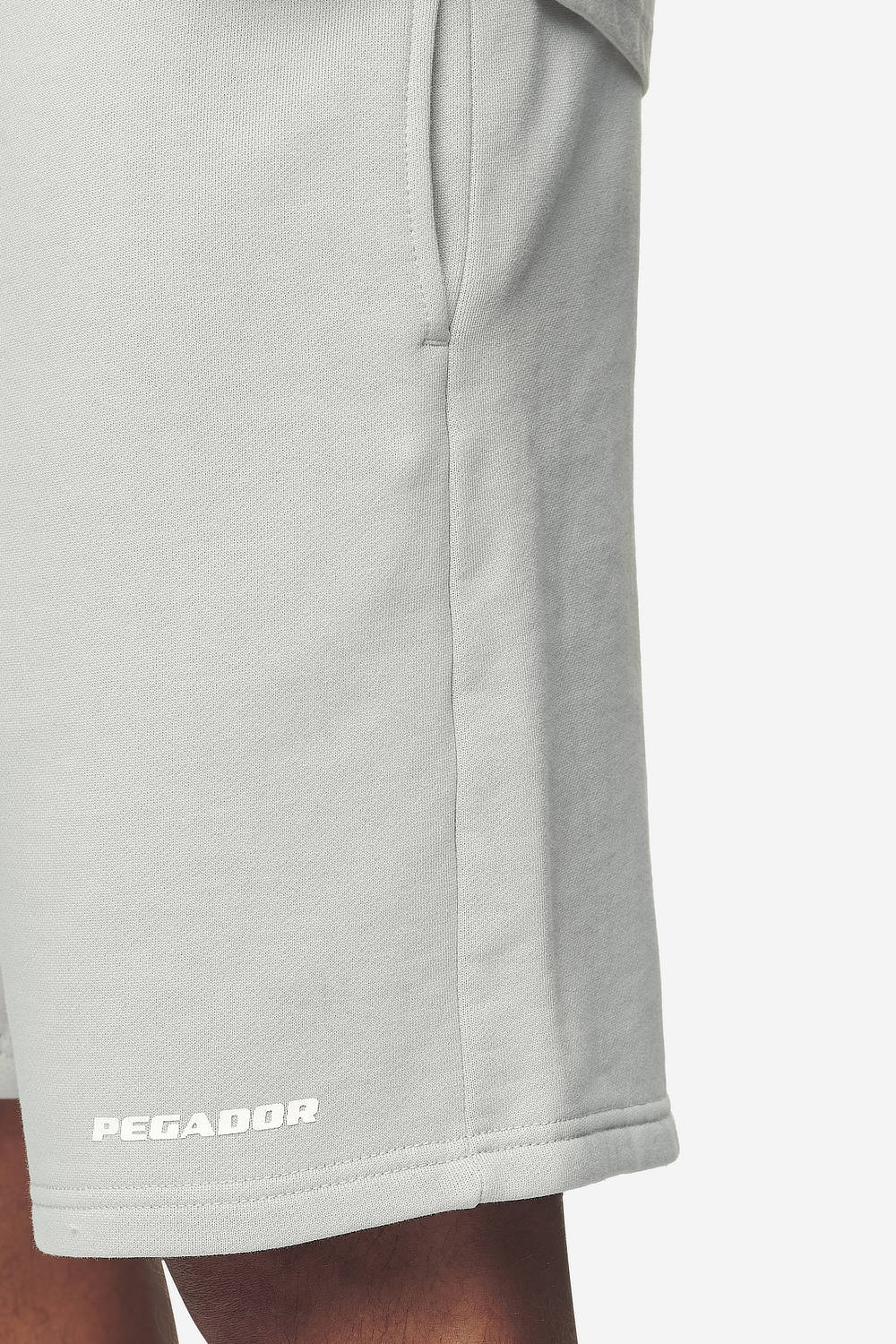 Pegador Logo Heavy Sweat Shorts Washed Pearl Grey White Gum Detailshot aus der Next Wave Kollektion für Herren