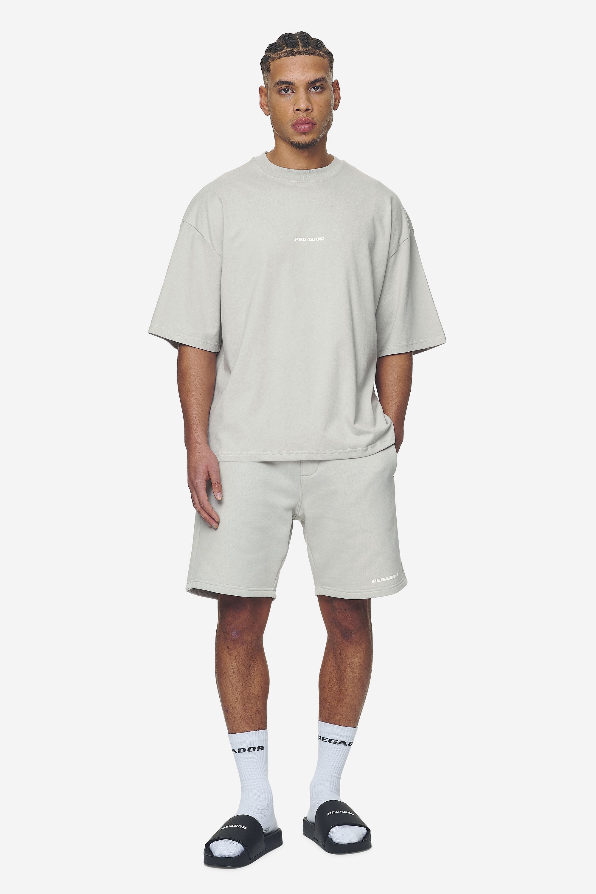 Pegador Logo Heavy Sweat Shorts Washed Pearl Grey White Gum Ganzkörper Bild aus der Next Wave Kollektion für Herren