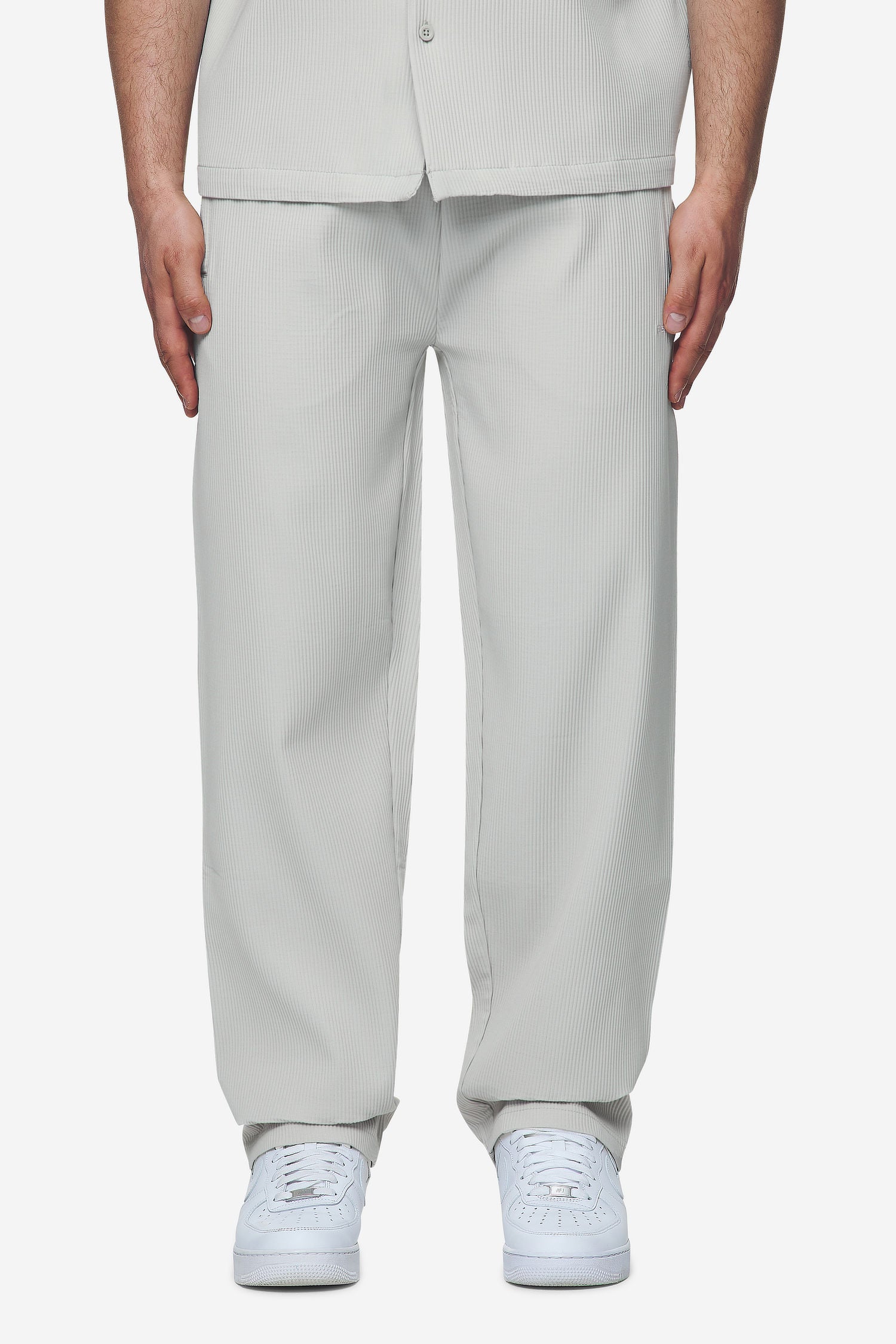 Pegador Troy Plissee Pants Pearl Grey Seitenansicht aus der Next Wave Kollektion für Herren