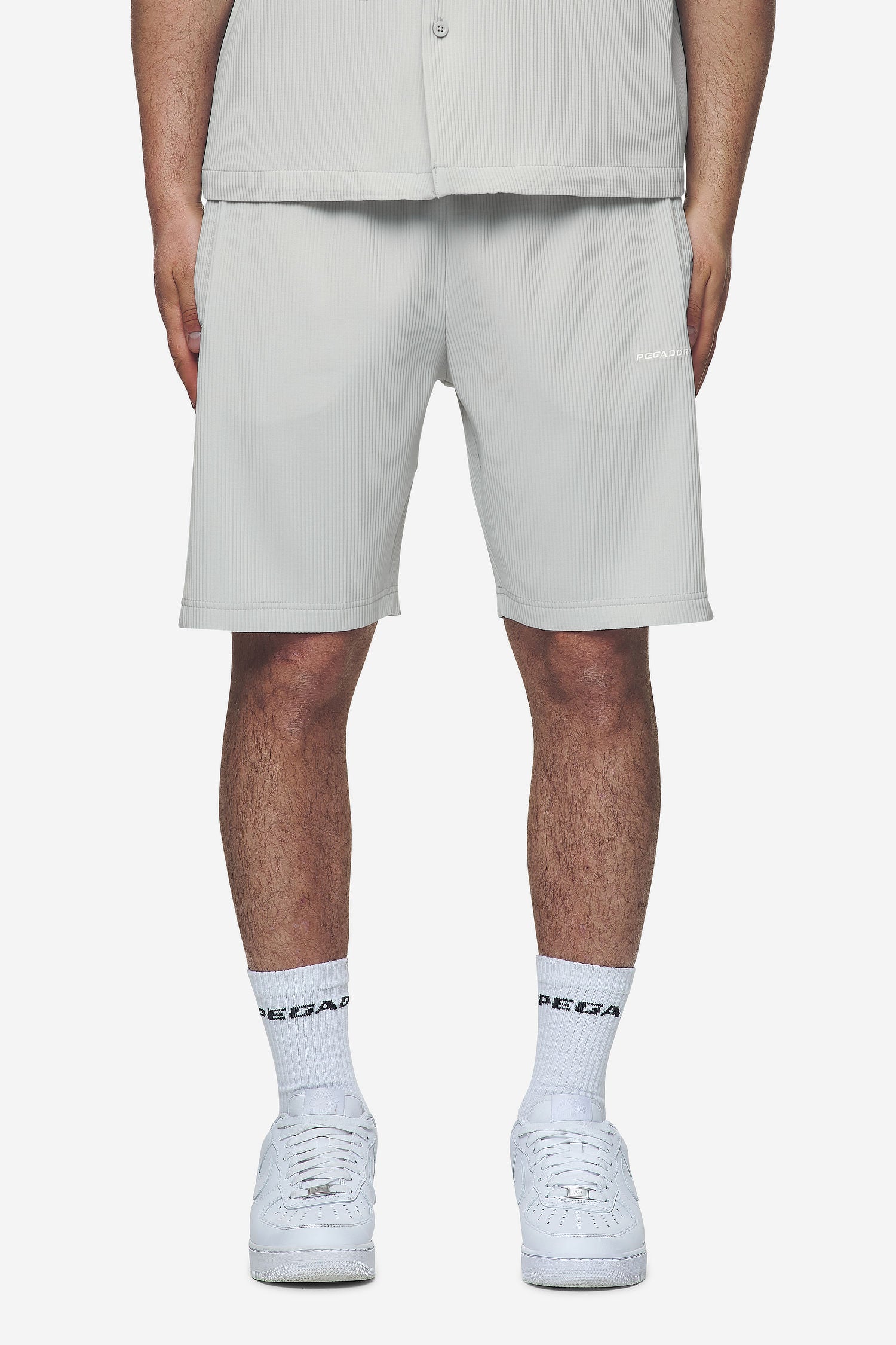 Pegador Troy Plissee Shorts Pearl Grey Seitenansicht aus der Next Wave Kollektion für Herren