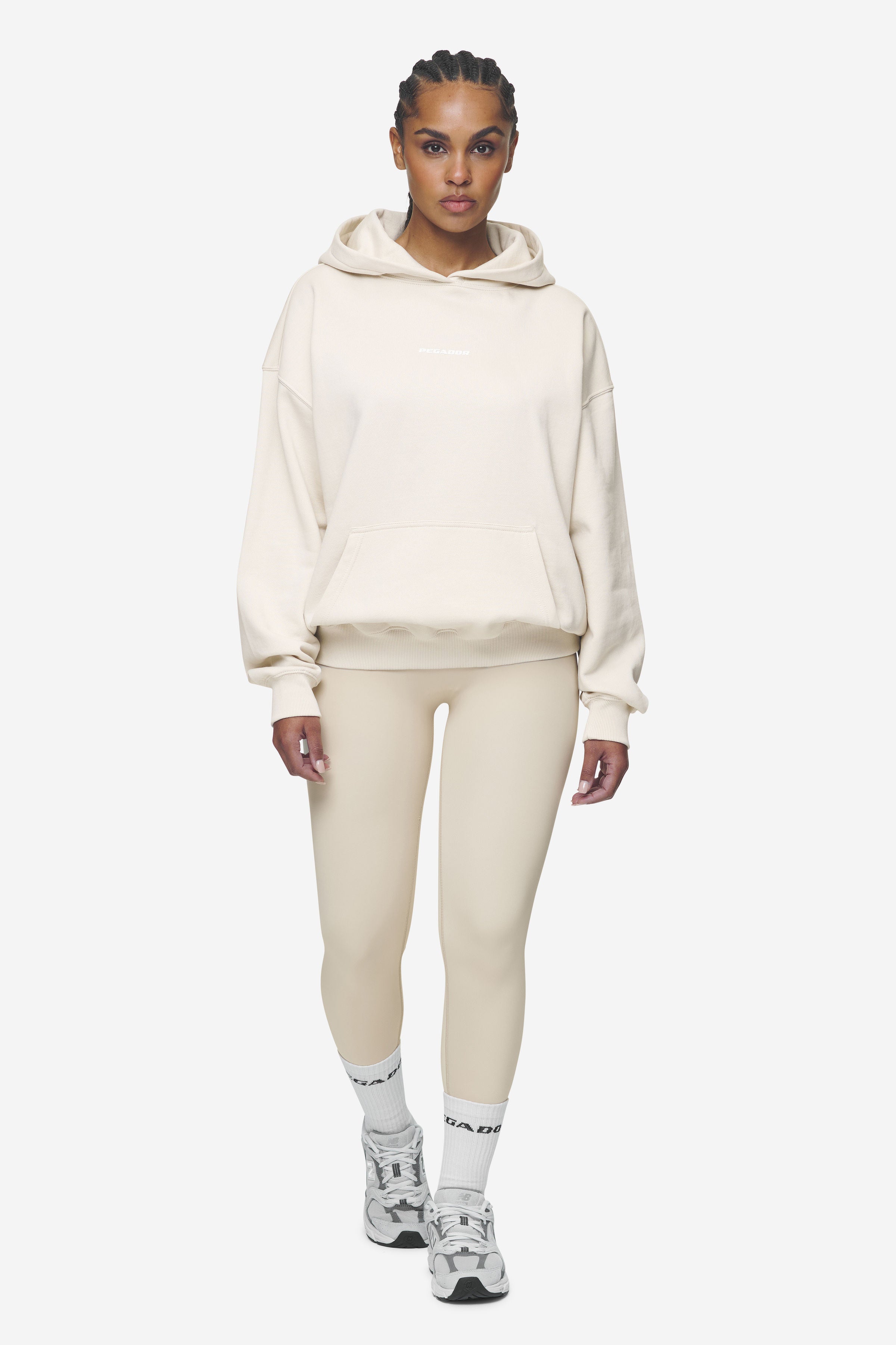 Pegador Clarita Logo Oversized Hoodie Washed Coast Sand White Gum Ganzkörper Bild aus der Next Wave Kollektion für DaHerren