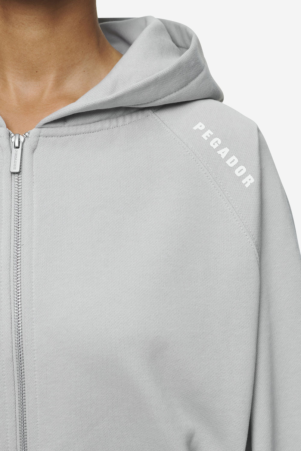 Pegador Gabi Oversized Sweat Jacket Washed Sky Grey Detailshot aus der Next Wave Kollektion für DaHerren