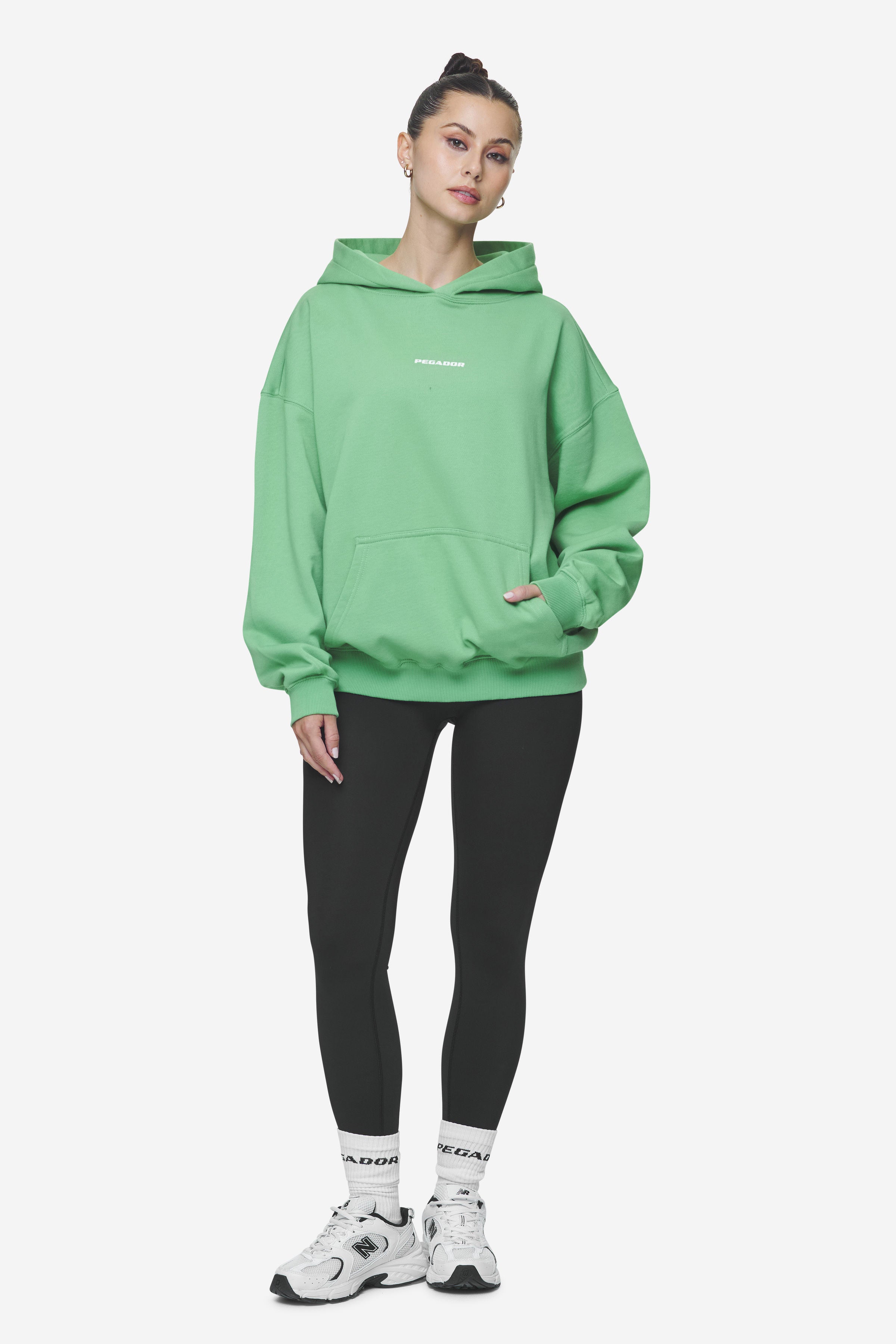 Pegador Atna Logo Oversized Hoodie Washed Peppermint Green White Ganzkörper Bild aus der Next Wave Kollektion für DaHerren