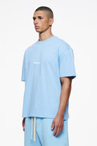 Pegador Colne Logo Oversized Tee Vintage Washed Riviera Blue Gegenansicht aus der Finer Things Kollektion für Herren