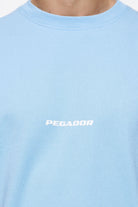 Pegador Colne Logo Oversized Tee Vintage Washed Riviera Blue Detailshot aus der Finer Things Kollektion für Herren