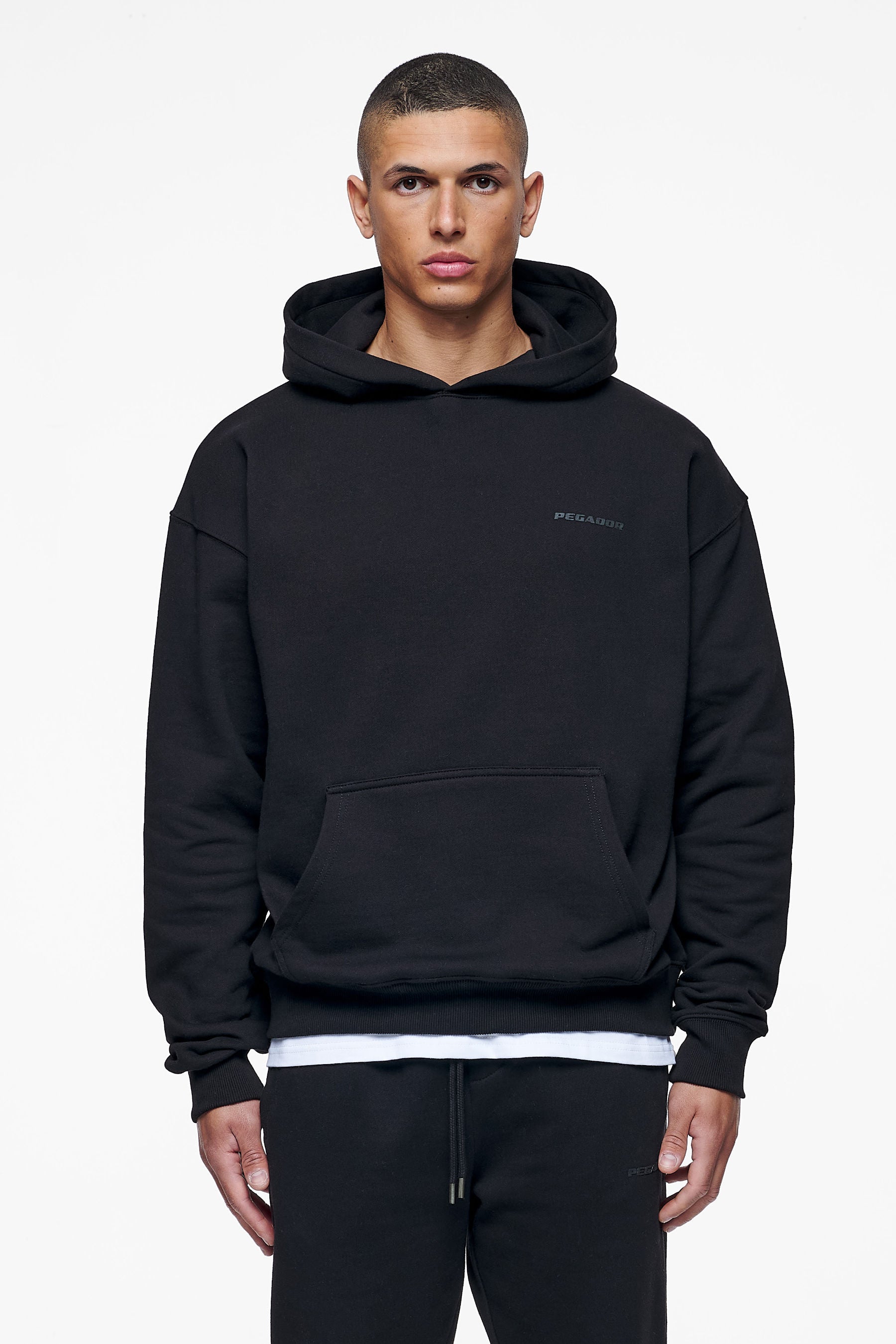 Pegador Logo Oversized Hoodie Black Gum Hauptansicht aus der Finer Things Kollektion für Herren