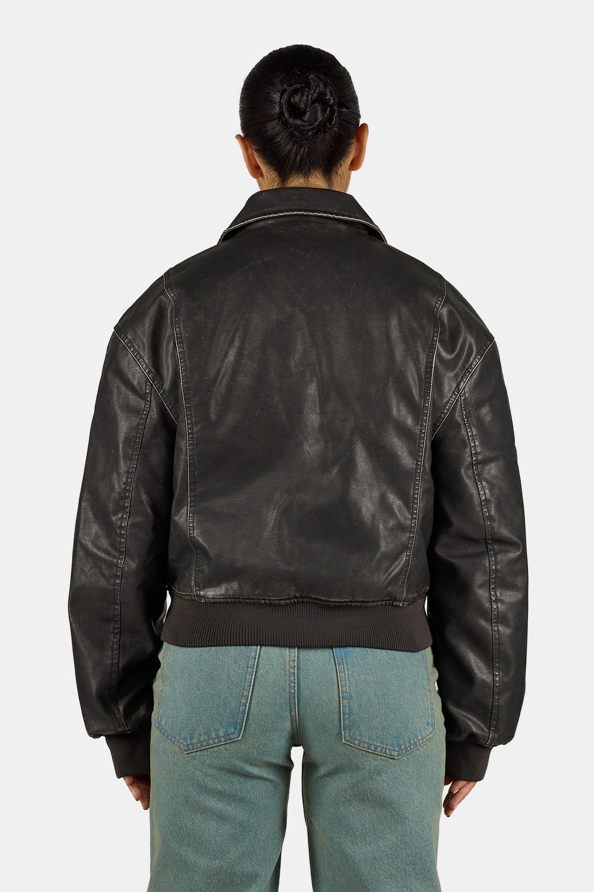 【いぐち】 bound“本革“短丈“bomber jacket Short bomber jacket | Closed