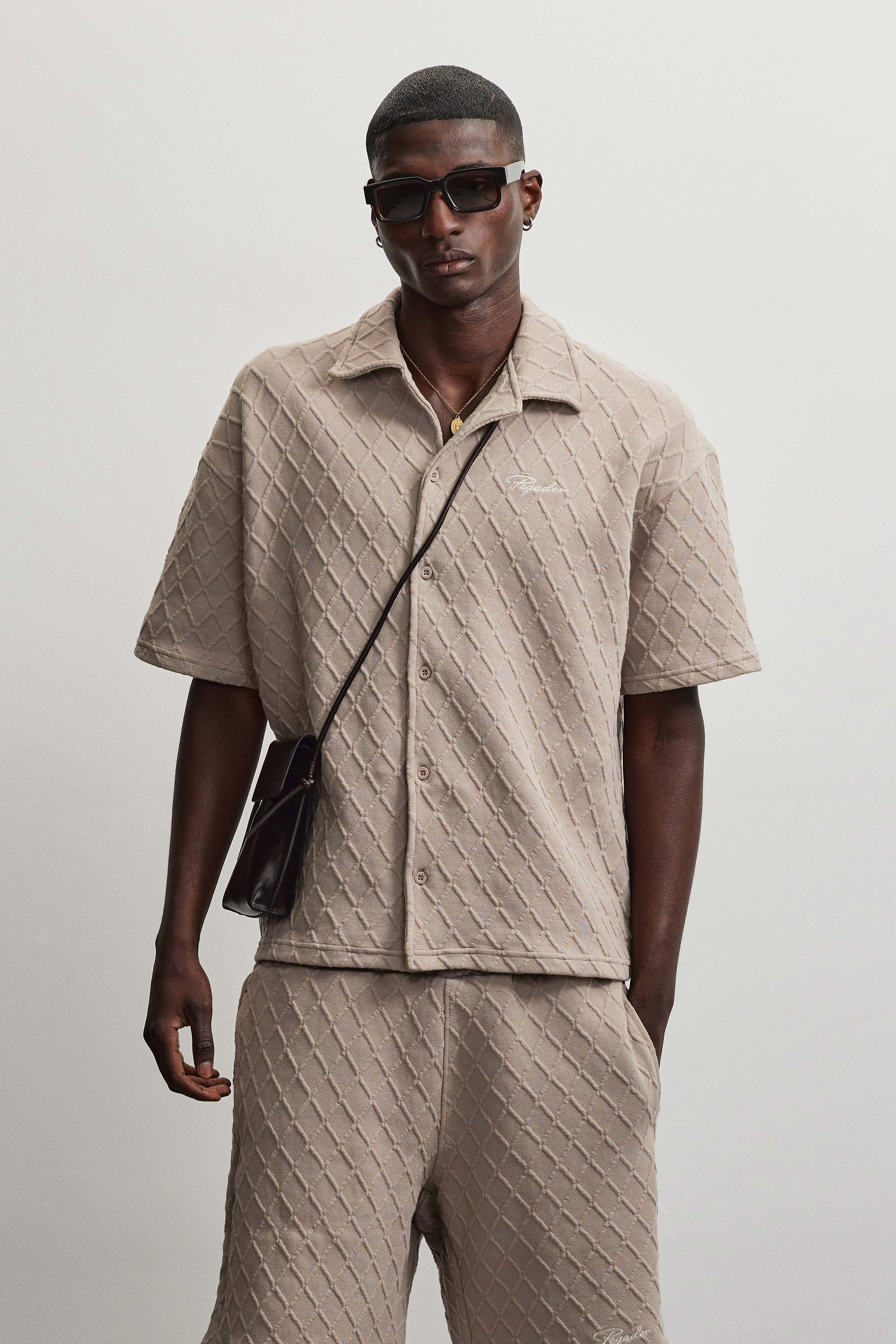 pry Signature Tailored T-shirt シュウト Jovren Structured Shirt Warm Taupe – PEGADOR®