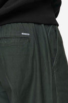 Pegador Ashton Parachute Pants Olive Green Detailshot aus der PEGADOR® Jeans Kollektion für Herren