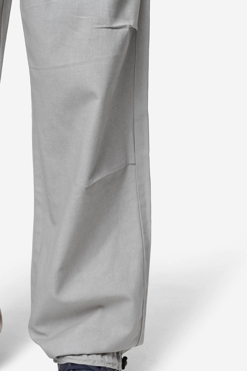 Pegador Ashton Parachute Pants Light Grey Detailshot aus der PEGADOR® Jeans Kollektion für Herren