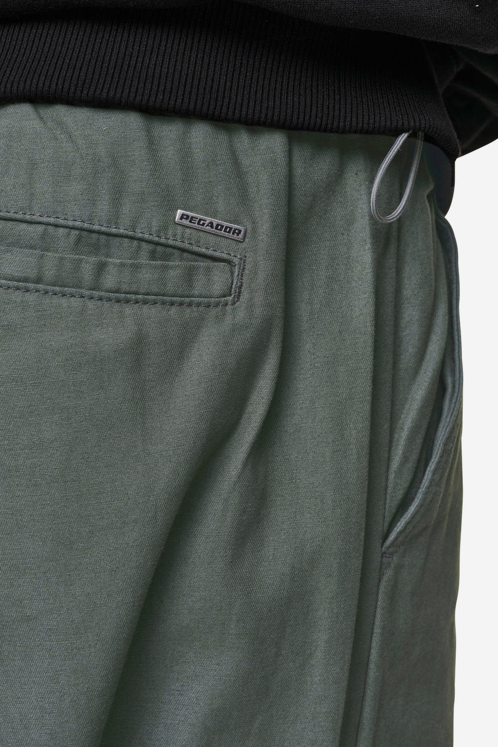 Pegador Ashton Parachute Pants Khaki Detailshot aus der PEGADOR® Jeans Kollektion für Herren