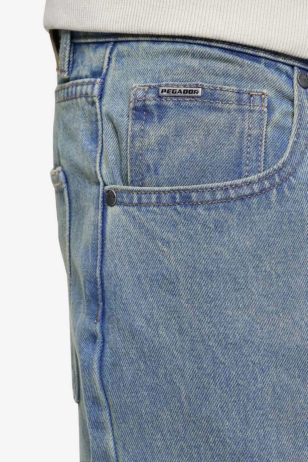 Pegador Baltra Baggy Jeans Washed Vintage Blue Detailshot aus der PEGADOR® Jeans Kollektion für Herren