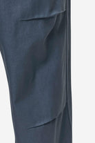 Pegador Ashton Parachute Pants Blue Stone Detailshot aus der PEGADOR® Jeans Kollektion für Herren