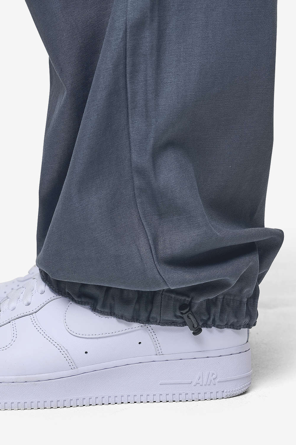 Pegador Ashton Parachute Pants Blue Stone Detailshot aus der PEGADOR® Jeans Kollektion für Herren