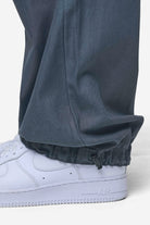 Pegador Ashton Parachute Pants Blue Stone Detailshot aus der PEGADOR® Jeans Kollektion für Herren