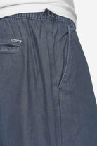 Pegador Ashton Parachute Pants Blue Stone Detailshot aus der PEGADOR® Jeans Kollektion für Herren