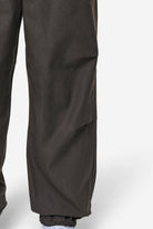 Pegador Ashton Parachute Pants Dark Brown Detailshot aus der PEGADOR® Jeans Kollektion für Herren