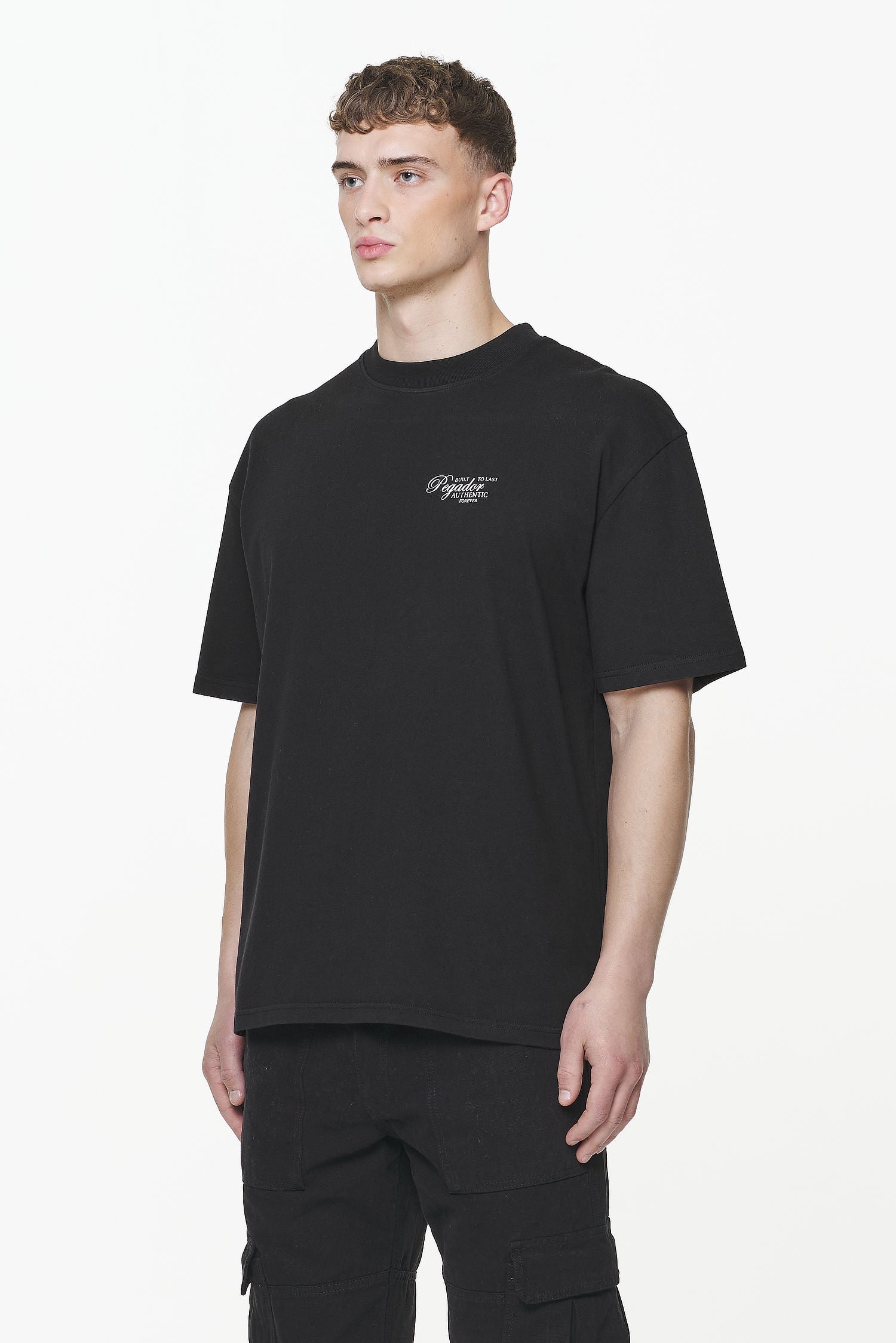 Pegador Tavery Oversized Tee Vintage Washed Onyx Black Gegenansicht aus der Built to Last Kollektion für Herren