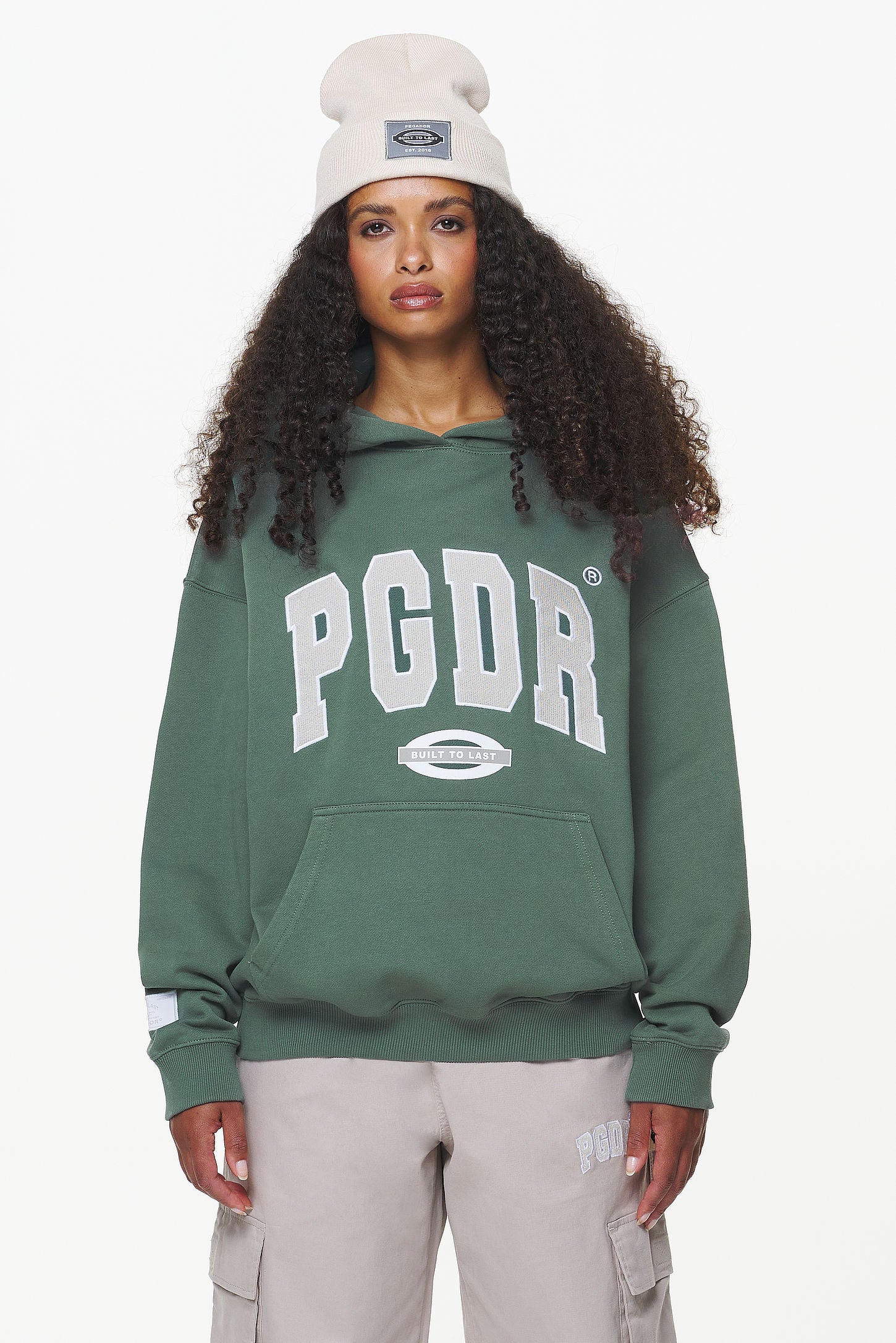 Pegador Keats Logo Oversized Hoodie Vintage Washed Garden Green Seitenansicht aus der Built to Last Kollektion für DaHerren