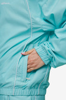 Pegador Lincoln Boxy Track Jacket Sky Blue Detailshot aus der High summer Kollektion für DaHerren