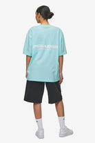 Pegador Colne Logo Oversized Tee Washed Sky Blue White Detailshot aus der High summer Kollektion für DaHerren