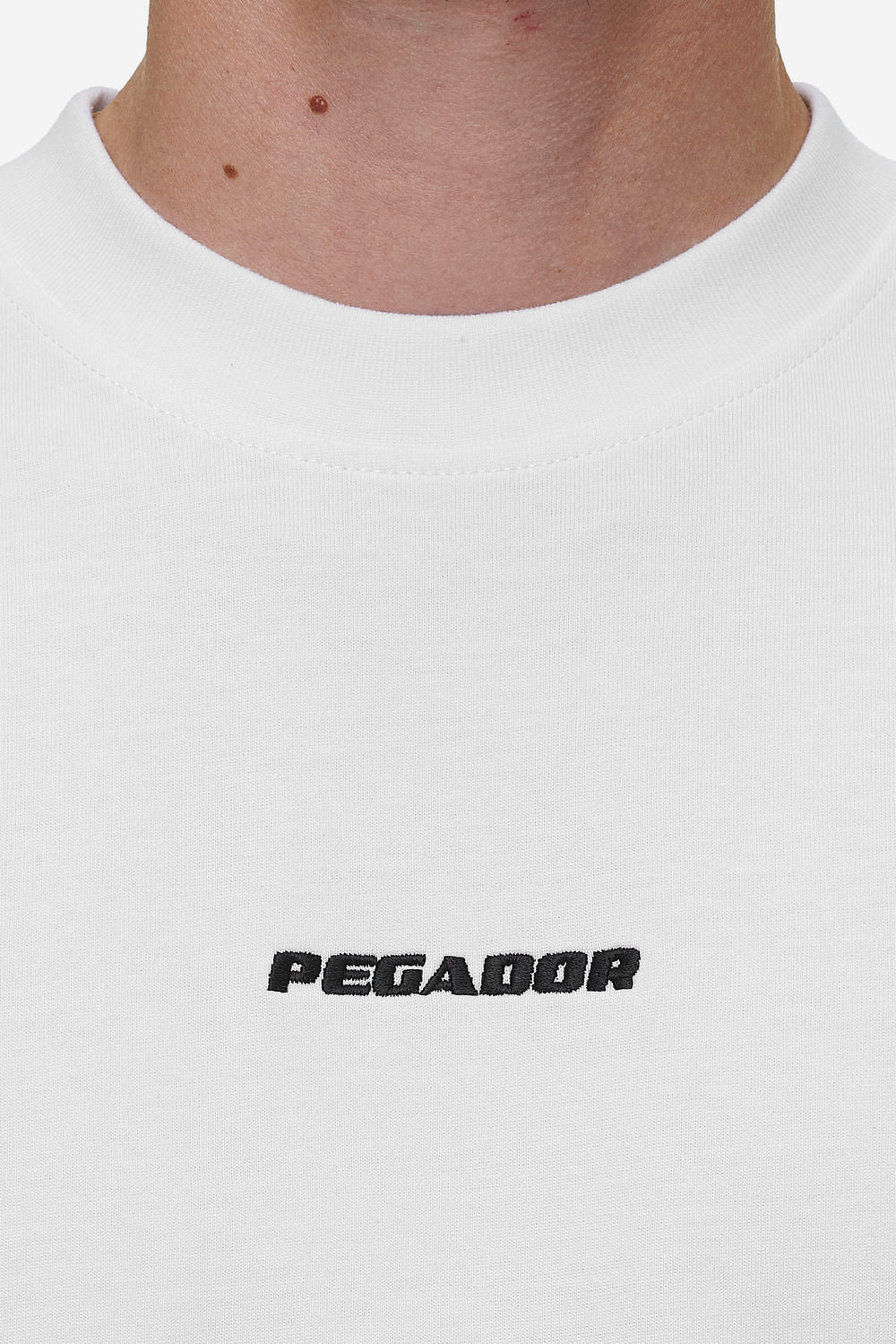 Pegador Logo Boxy Tee White Detailshot aus der Most Alive Kollektion für Herren