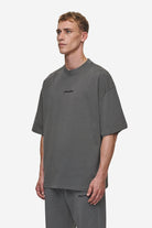 Pegador Logo Boxy Tee Washed Anthracite Seitenansicht aus der Most Alive Kollektion für Herren