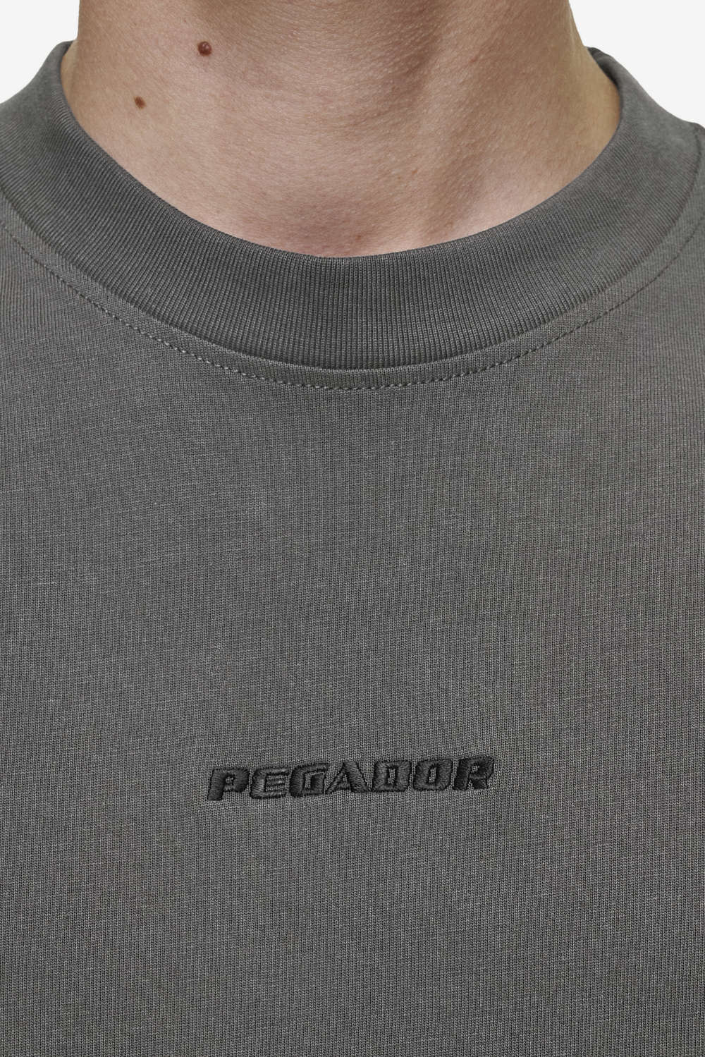 Pegador Logo Boxy Tee Washed Anthracite Detailshot aus der Most Alive Kollektion für Herren