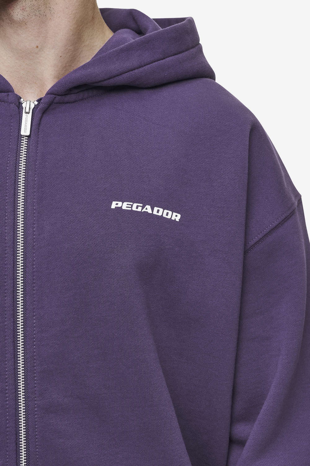 Pegador Colne Logo Oversized Sweat Jacket Washed Deep Purple White Detailshot aus der Most Alive Kollektion für Herren