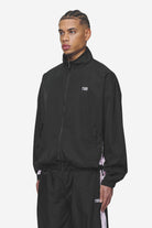 Pegador Stow Boxy Track Jacket Black Bubblegum Seitenansicht aus der Next Wave Kollektion für Herren