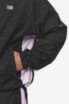 Pegador Stow Boxy Track Jacket Black Bubblegum Detailshot aus der Next Wave Kollektion für Herren