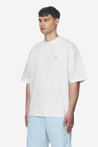 Pegador Leono Boxy Tee White Baby Blue Seitenansicht aus der Next Wave Kollektion für Herren