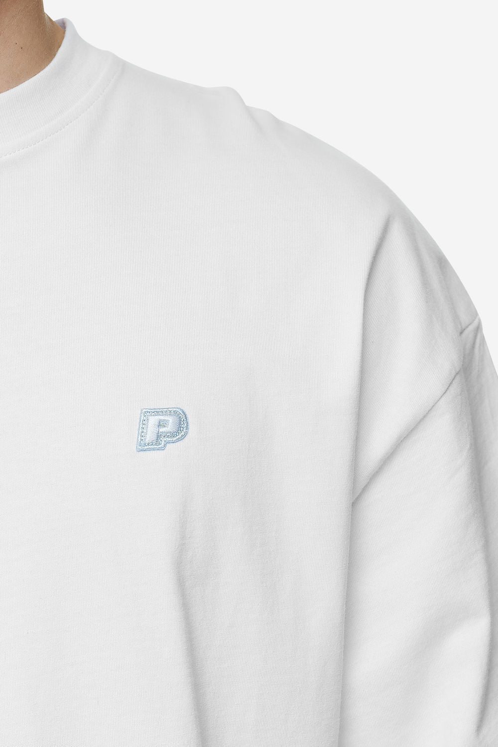 Pegador Leono Boxy Tee White Baby Blue Detailshot aus der Next Wave Kollektion für Herren