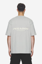 Pegador Colne Logo Oversized Tee Washed Pearl Grey Salty Cream Hauptansicht aus der Next Wave Kollektion für Herren