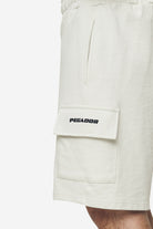 Pegador Otega Terry Cargo Shorts Washed Salty Cream Detailshot aus der Next Wave Kollektion für Herren