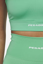 Pegador Taja Sport Bra Peppermint Green White Detailshot aus der Next Wave Kollektion für DaHerren