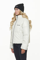 Pegador Baker Vegan Leather Puffer Jacket Bone White Detailshot aus der PEGADOR® Outerwear 23 Kollektion für DaHerren