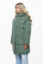 Pegador Downing Crushed Oversized Puffer Coat Garden Green Detailshot aus der PEGADOR® Outerwear 23 Kollektion für DaHerren