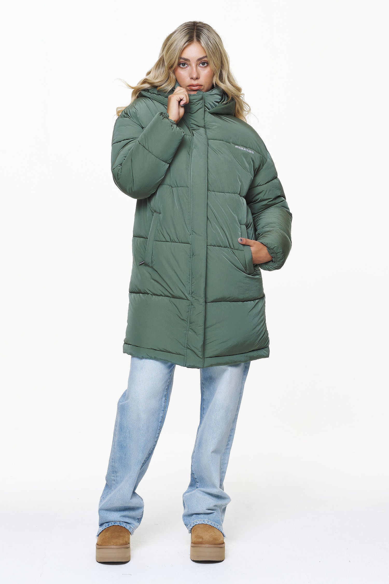 Pegador Downing Crushed Oversized Puffer Coat Garden Green Seitenansicht aus der PEGADOR® Outerwear 23 Kollektion für DaHerren