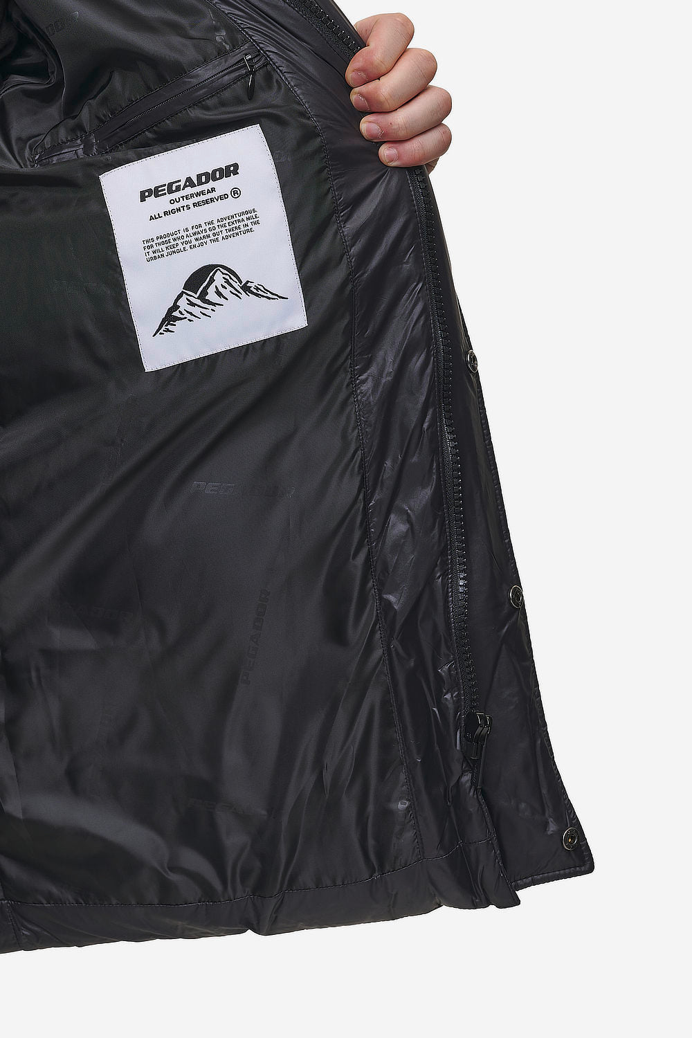 Pegador Conell Puffer Parka Black Detailshot aus der PEGADOR® Outerwear 24 Kollektion für Herren