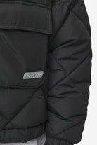 Pegador Eldred Jump-In Puffer Jacket Black Detailshot aus der PEGADOR® Outerwear 24 Kollektion für Herren