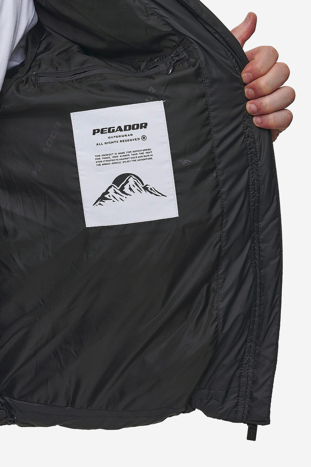 Pegador Anando Puffer Jacket Black Detailshot aus der PEGADOR® Outerwear 24 Kollektion für Herren