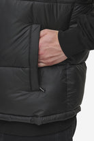 Pegador Landin Puffer Vest Black White Detailshot aus der PEGADOR® Outerwear 24 Kollektion für Herren